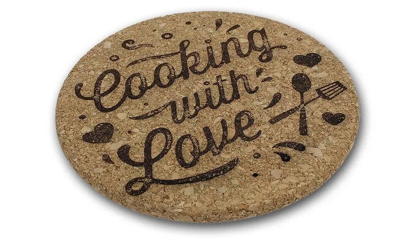 Kork-Untersetzer mit Gravur. Ideal fr Tpfe oder Auflaufformen. Durchmesser 19 cm