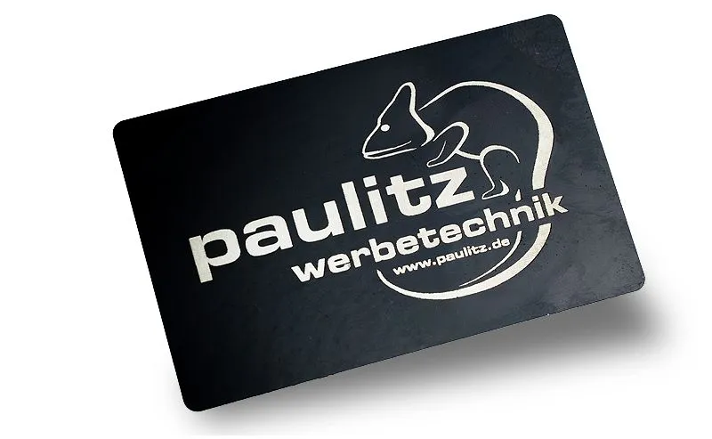 Visitenkarte aus Aluminium mit beidseitiger Gravur in der Farbe schwarz