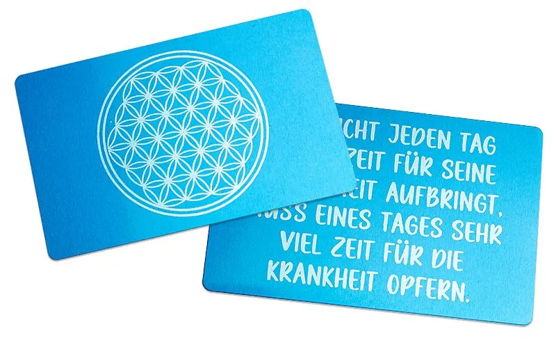 Visitenkarte aus Aluminium in blau mit Gravur