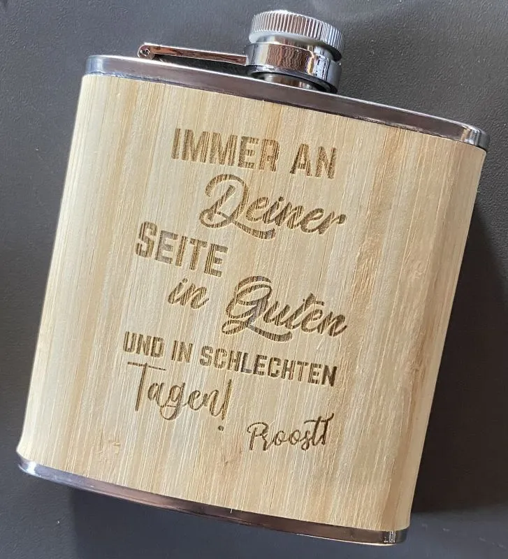 Flachmann aus Edelstahl und Bambus mit Text-Gravur